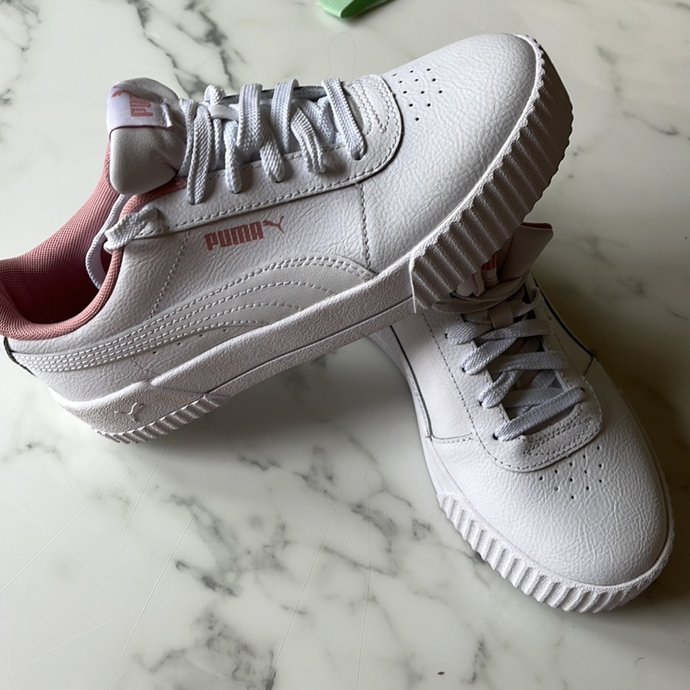 Puma soft foam girls sneakers size 4 unworn